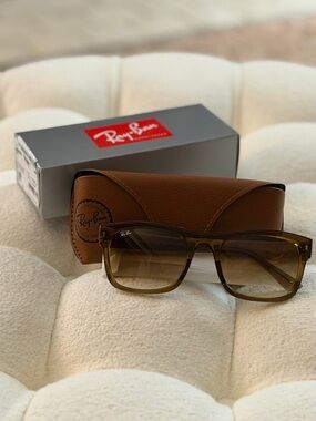 New in Box Ray-Ban Brown Sunglasses with Gradient Lenses (Unisex)